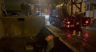 Kayseri'de Şiddetli Yağış Sonrası Binaların Bahçeleri ve Bodrum Katları Su Bastı