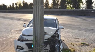 Kocaeli'de beton direğe çarpan otomobildeki 3 kişi yaralandı