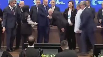 Rozeti taktı, Cumhurbaşkanı Erdoğan'ın elini öptü