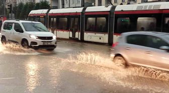 Samsun'da sağanak: Caddeler dere gibi aktı