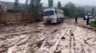 Sel suları iki ilçeyi birbirine bağlayan yolda ulaşımı aksattı