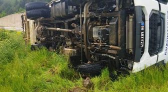 Tokat'ta devrilen çöp kamyonunun sürücüsü yaralandı