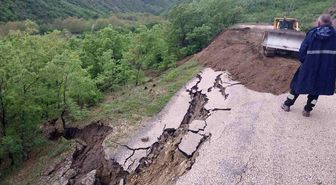 Amasya'da köy yolunda heyelan