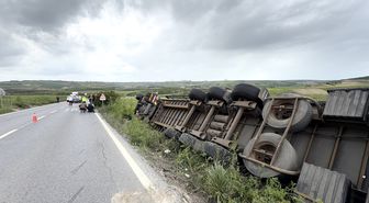 Arnavutköy'de ıslak mendil yüklü TIR tarlaya devrildi