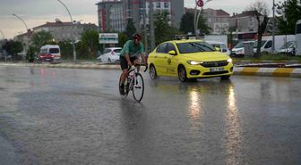 Edirne'de sağanak yağış etkili oldu, sürücüler zor anlar yaşadı