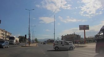 Hafif ticari araç ile özel halk otobüsü çarpıştı; kaza kamerada