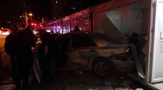 Kontrolden çıkan otomobilin çarptığı araç iş yerine daldı