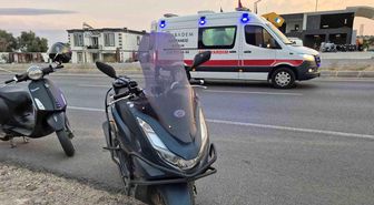 Motosiklet otomobile çarptı: 2 yaralı