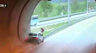 Otomobil tünel çıkışında bariyerlere çarptı: Kaza anı kamerada
