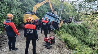 Rize'de geriye kayan kamyondan atlayan sürücü öldü