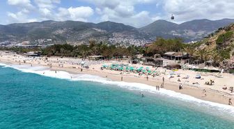 Alanya'da yaz havası sahilleri doldurdu