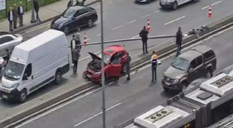 Bakırköy'de otomobilin çarptığı aydınlatma direği, başka bir otomobilin üzerine devrildi