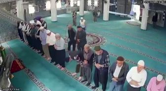 Camide namaz kıldığı sırada kalp krizi geçiren yaşlı adam, imamın kalp masajıyla hayata döndü