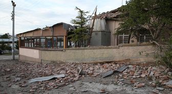 Eskişehir'de yıldırım minareyi yıktı