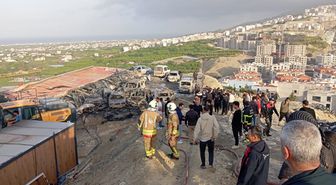Hatay'da İnşaat Şantiyesinde Yangın: Konteynerler ve Araçlar Zarar Gördü