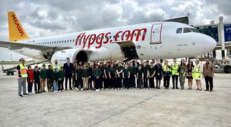 Mersin'de havalimanında ağırlanan öğrenciler uçakları inceledi, pilotlarla tanıştı