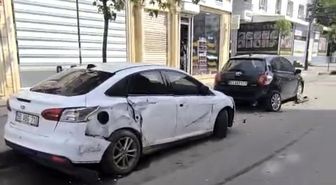 Park halindeki 5 otomobile çarpan sürücü aracını bırakarak kayıplara karıştı