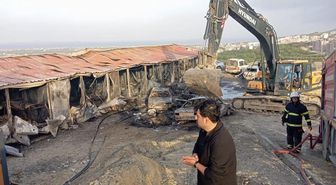 Samandağ’daki şantiye yangınında 8 araç kullanılamaz hale geldi