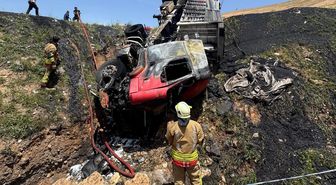 Şarampole devrilen TIR alev aldı: Şoför hayatını kaybetti