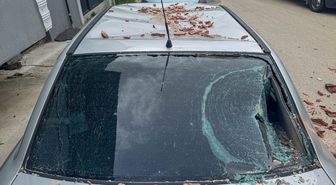 Uşak'ta fırtına nedeniyle bazı evlerin çatıları uçtu, 2 araç hasar gördü