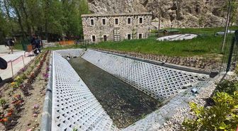 Van'da görsel şölen: İnci kefalleri tarihi Horhor Camii'ne konuk oldu