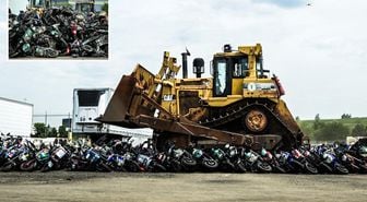 200’den fazla yasa dışı motosiklet buldozerle ezilerek imha edildi