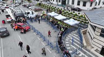 Kayseri'de vatandaşlara ata tohumundan yetiştirilen domates fidesi dağıtıldı