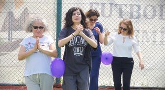 Mersin'de Tazelenme Üniversitesi öğrencileri gençlerle oyunlar oynadı