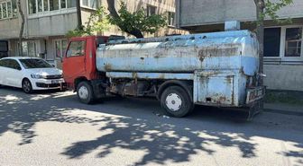Park halindeki su tankerine çarpan scooter sürücüsü yaralandı
