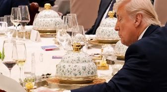 Şi masadan kalktı, Trump dayanamayıp gizlice defterini karıştırdı