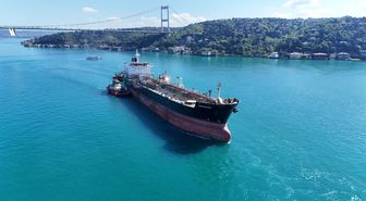 Drone saldırısına uğrayan gemi İstanbul Boğazı'nı kapattı