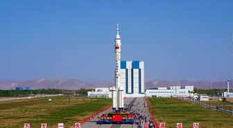 Albüm: Çin'in Shenzhou-23 Mürettebatlı Uzay Aracı Fırlatma Sahasına Nakledildi