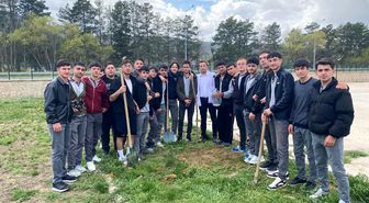 Bayburt'ta öğrenciler okul bahçelerini fidanlarla yeşillendirdi