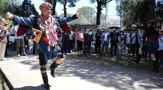 Efe kıyafeti giydiler, zeybekte buluştular
