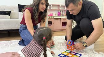 Görme engelli anne, kızına okuyabilmek için kabartma kitap hazırlıyor