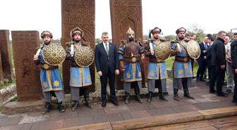 İçişleri Bakanı Mustafa Çiftçi, Ahlat'ta Selçuklu Mezarlığını ziyaret etti