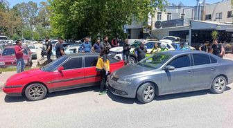 Kazaya neden olan sürücü, kendisini durdurmak isteyenlere biber gazı sıktı