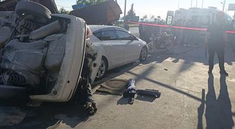 Zonguldak'ta savrulan otomobil bankta oturan kardeşleri ezdi