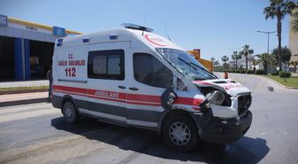 Mersin'de ağaca çarpan ambulanstaki sağlık görevlisi yaralandı