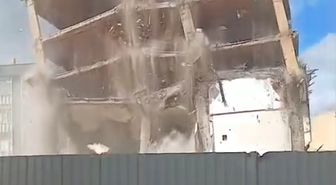 Depreme dayanıksız 5 katlı bina, tek kepçe darbesiyle yıkıldı; o anlar kamerada