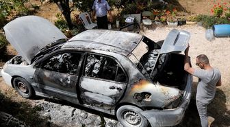 Filistin topraklarını gasbeden İsrailliler, Batı Şeria'da çiftçiye ait bir araç ile traktörü kundakladı