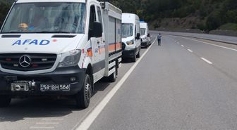 Takla atan otomobildeki 1 kişi öldü, 1 kişi yaralandı; çaya düştüğü değerlendirilen kişi aranıyor