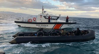İzmir'de 34 düzensiz göçmen kurtarıldı, 40 göçmen yakalandı