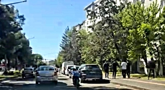Uzanarak motosiklet kullandı, hem kendi hem başkalarının canını hiçe saydı