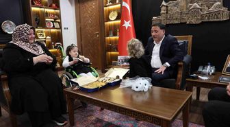 Vali Çiçek tatlı isyanıyla yüzleri güldüren Rüveyda'yı makamında ağırladı