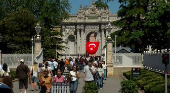 19 Mayıs Coşkusu Dolmabahçe’de Yaşandı: Ziyaretçiler Tarihi Atmosferi Duygulu Anlarla Gezdi