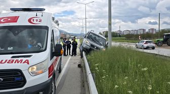 Gümüşhacıköy'de hafif ticari araç bariyerlere çıktı: 2 yaralı