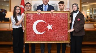 Bakan Ersoy, genç sanatçıların cam mozaik Türk bayrağını kabul etti