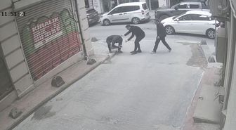 Beyoğlu'nda kaldırımda yürürken başına cam düştü; 7 dikiş atıldı