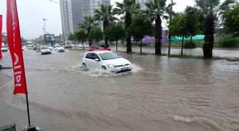 Adana'yı sağanak yağış vurdu, yollar göle döndü